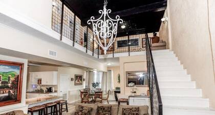 Cozy Home in mid valley, 3 minutes away from outlets.