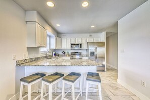 Fridge, microwave, oven, stovetop - For Fox Sake–Family-Friendly Gulf Escape-Sleeps 22 (Gulf Shores)