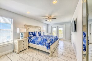 6 bedrooms, iron/ironing board, WiFi, bed sheets - For Fox Sake–Family-Friendly Gulf Escape-Sleeps 22 (Gulf Shores)