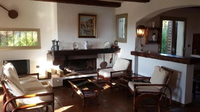 Villa with land, close to the sea, beach, tennis court...