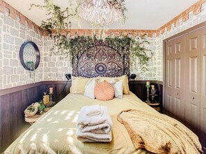 4 bedrooms, desk, iron/ironing board, travel cot