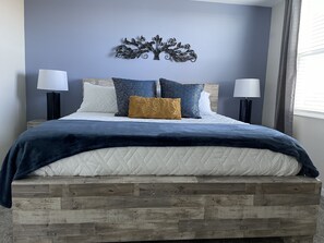 3 habitaciones, tabla de planchar con plancha y cuna de viaje 