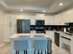 Refrigerador, microondas, horno, placa de cocina