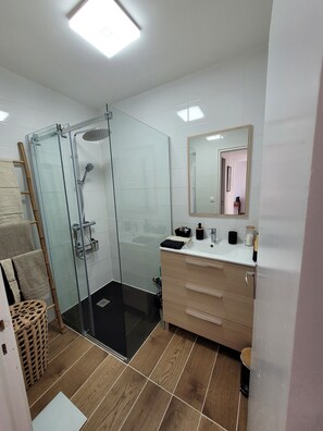 Shower, hair dryer, towels, soap - A 4-star haven of peace 100 m from Royan beach (Saint-Georges-de-Didonne)