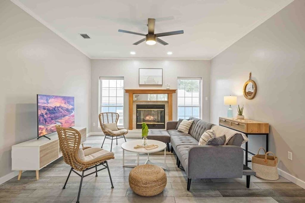 Beach Yards Away, Coastal Cottage, Free Parking