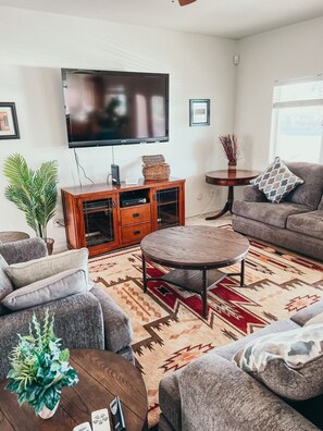 Smart TV, DVD player, table tennis, stereo