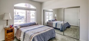 4 bedrooms, iron/ironing board, free WiFi, bed sheets - Amazing Waterfront Retreat close to amenity's (Fort Mohave)