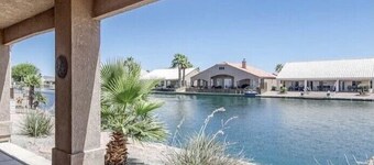 Amazing Waterfront Retreat close to amenity's