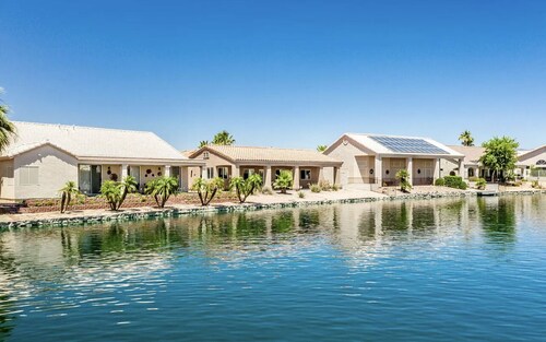 Amazing Waterfront Retreat close to amenity's