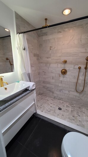 Ensemble douche/baignoire, sèche-cheveux, serviettes fournies, savon