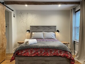 2 bedrooms, desk, iron/ironing board, WiFi