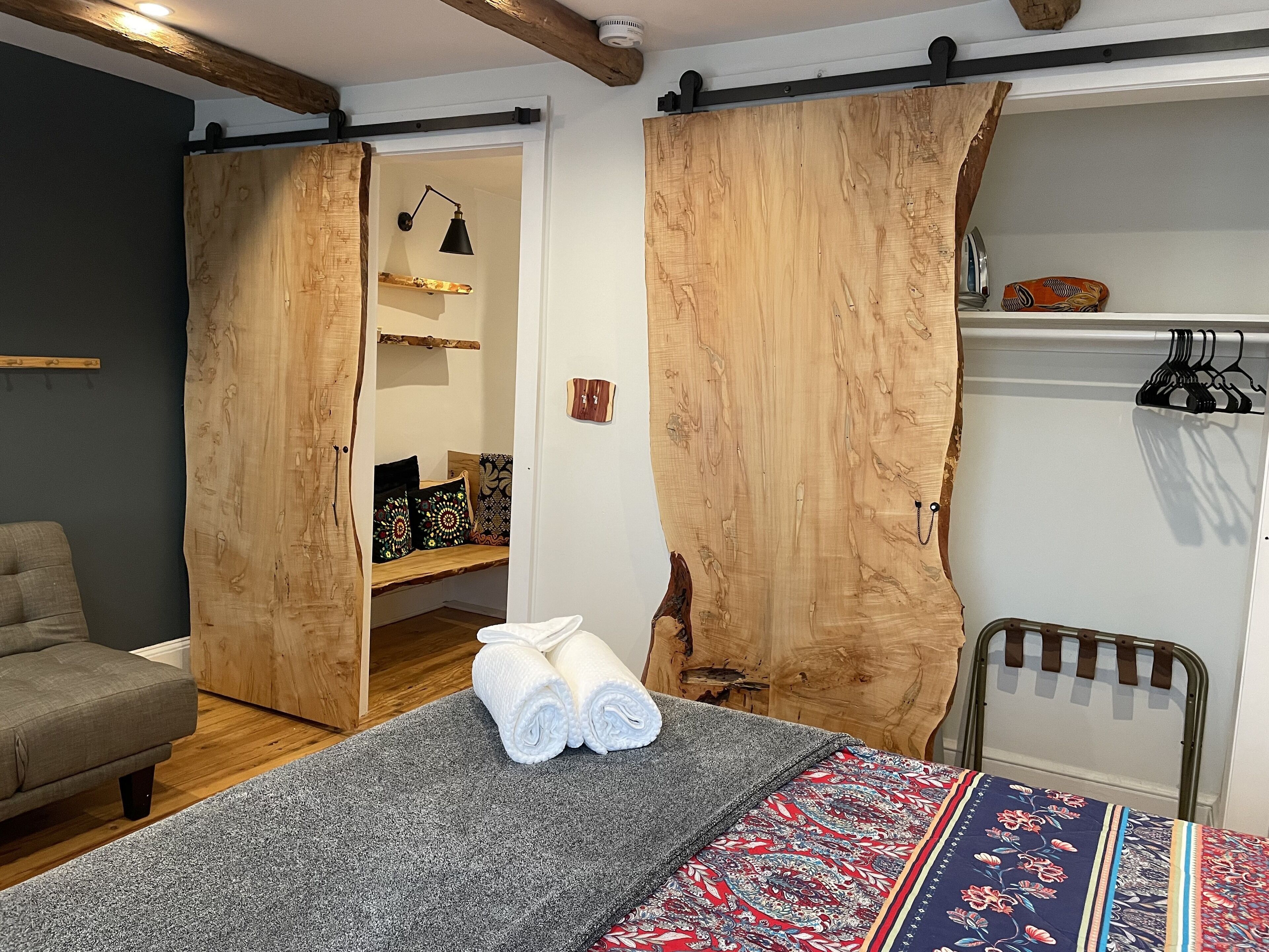 2 bedrooms, desk, iron/ironing board, WiFi