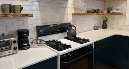 Row-home 3min drive to Central Market,Office,Patio w/ Fire Pit, Artistic Accents