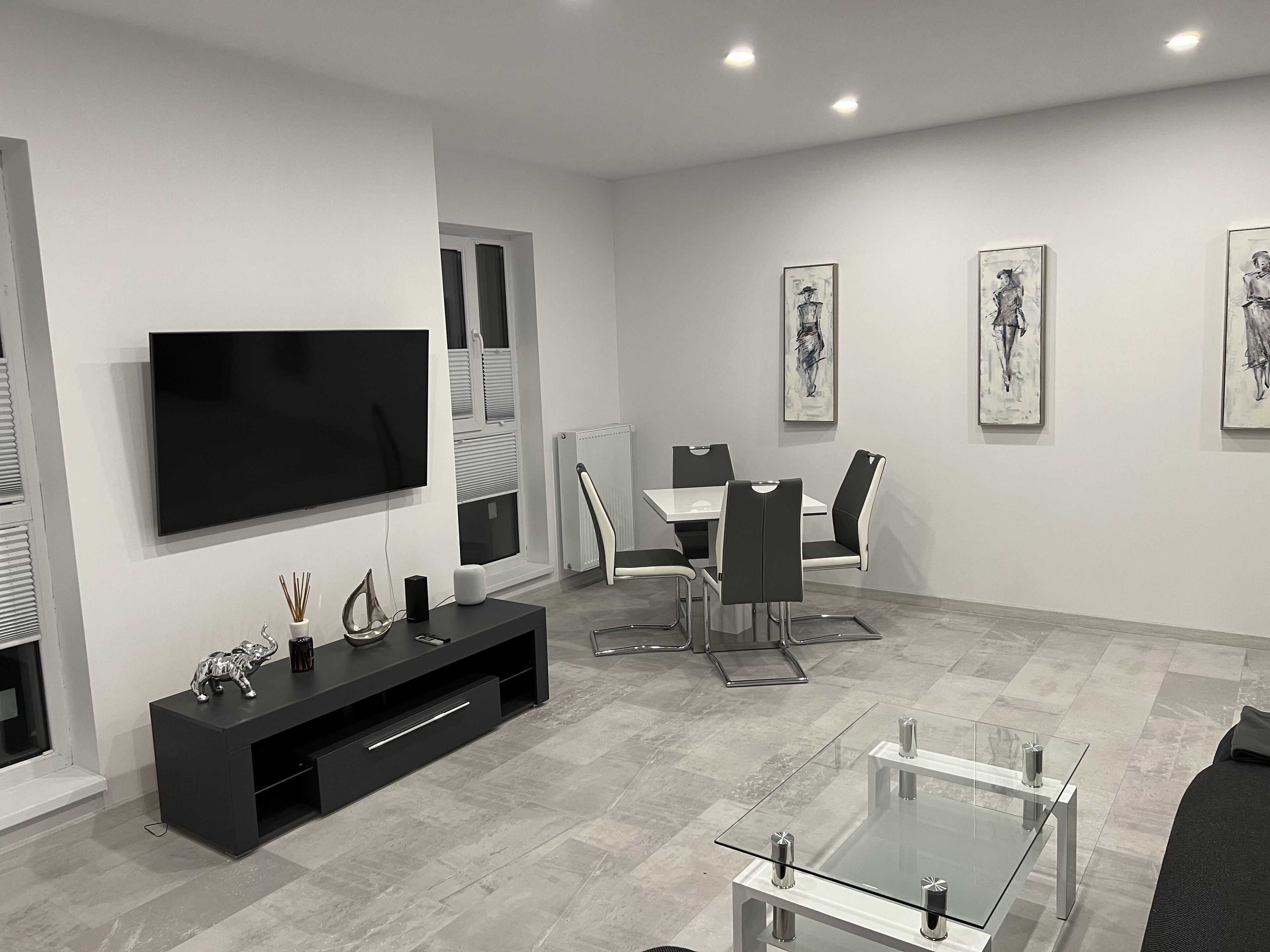 Apartamento presidencial | Área de estar | Smart TV 55 polegadas com canais a cabo, TV, console de videogame