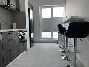 Presidential Apartment | Private kitchen | Full-sized fridge, microwave, stovetop, dishwasher - Stunning 2-Room Penthouse Lakeview W11 (Bucharest)