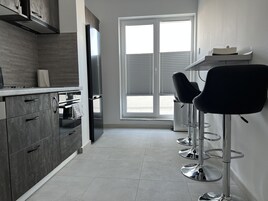 Refrigerador con freezer, microondas, placa de cocina, lavavajillas