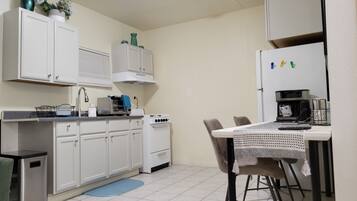 Køleskab, mikrobølgeovn, kogeplade, kaffe-/temaskine