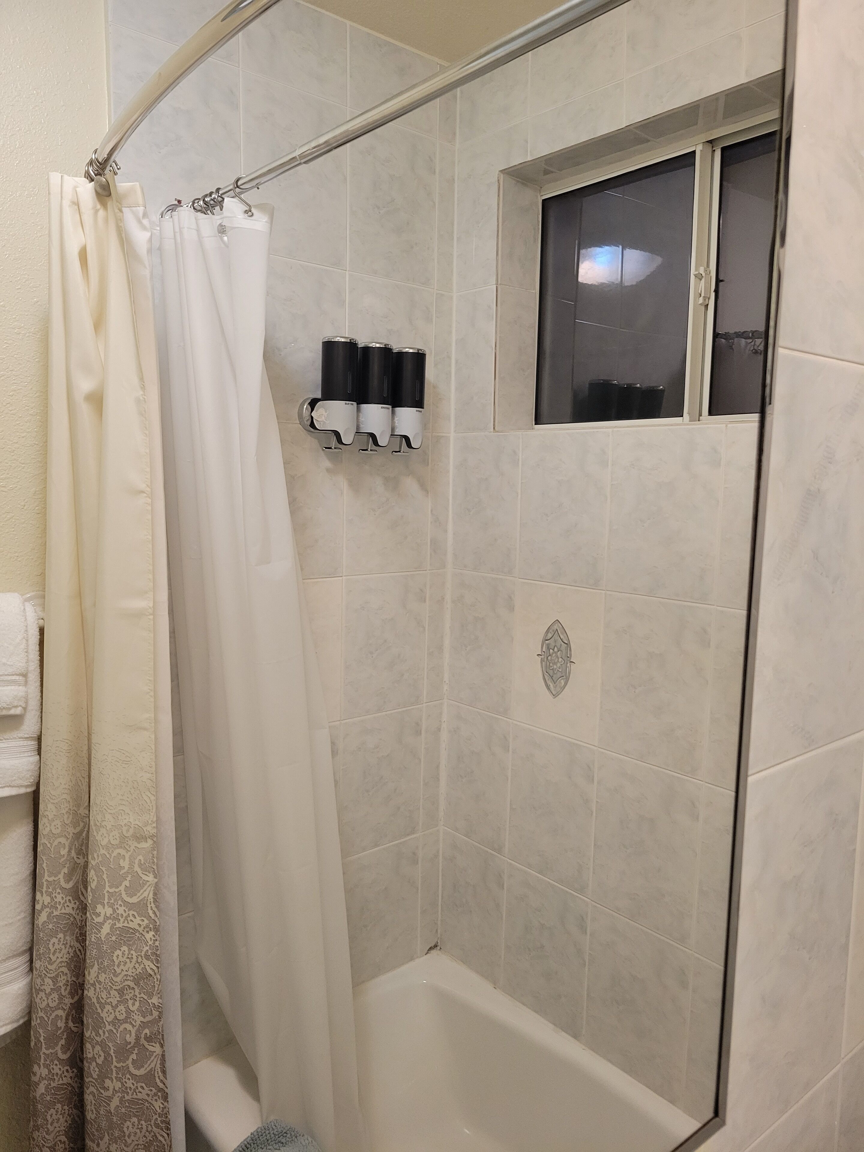 Ensemble douche/baignoire, sèche-cheveux, serviettes fournies, savon