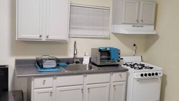 Køleskab, mikrobølgeovn, kogeplade, kaffe-/temaskine