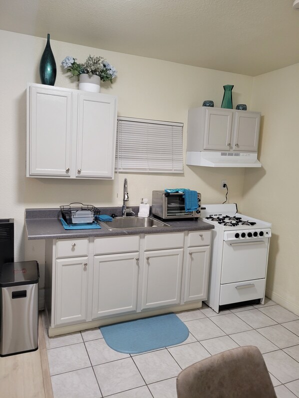 Fridge, microwave, stovetop, coffee/tea maker