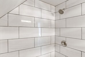 シャワー付き浴槽、ヘアドライヤー、タオル、石鹸