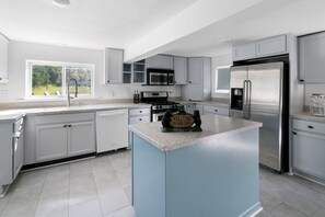 Réfrigérateur, four à micro-ondes, un four, surface de cuisson