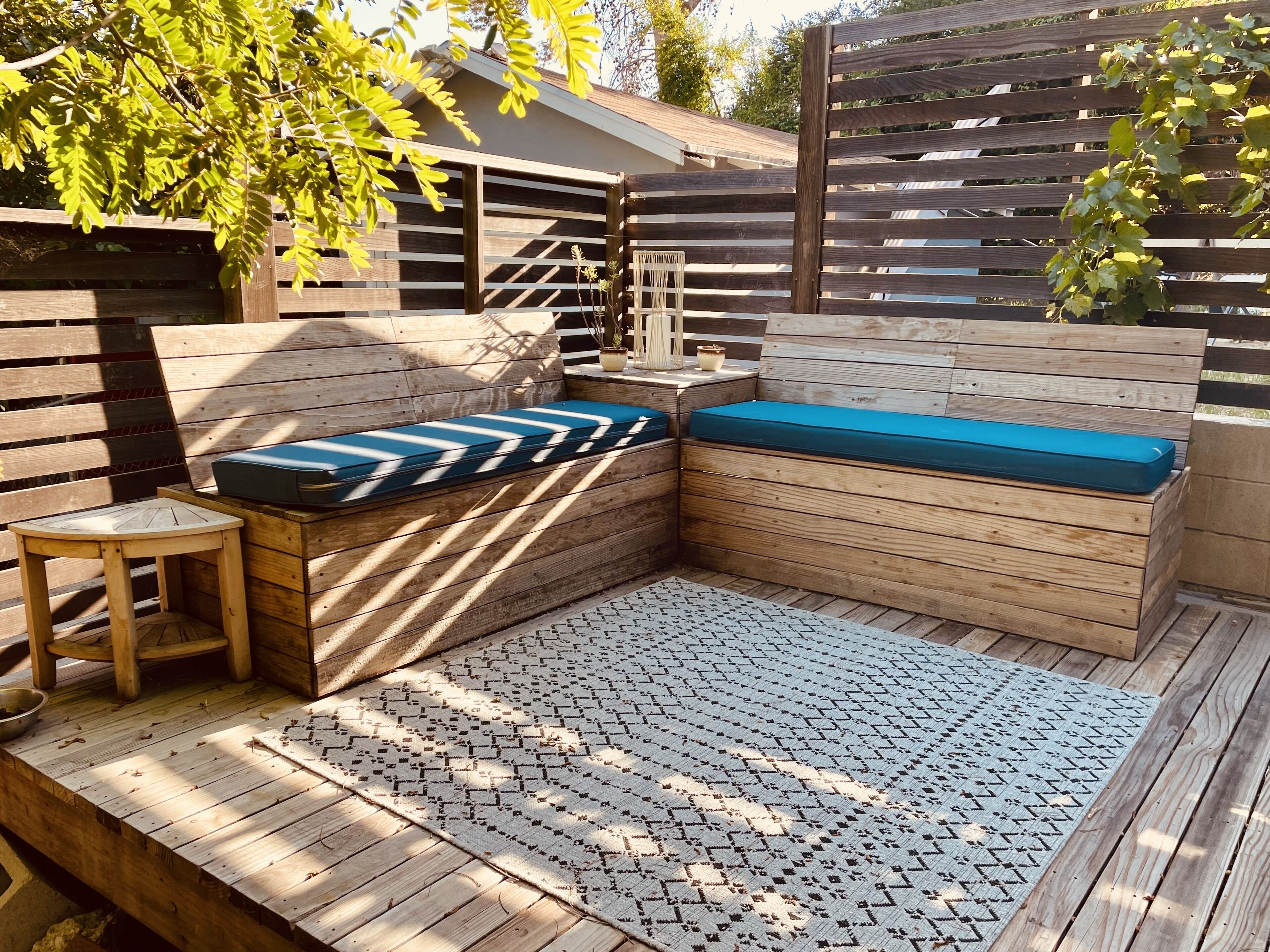 Near Downtown! Cheerful & Bright 2-bedroom house with a large yard