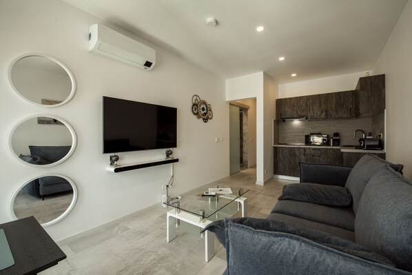 TV, stereo - Fancy Penthousestudio W10 (București)