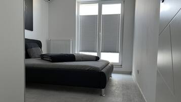 1 habitación, tabla de planchar con plancha y cuna de viaje