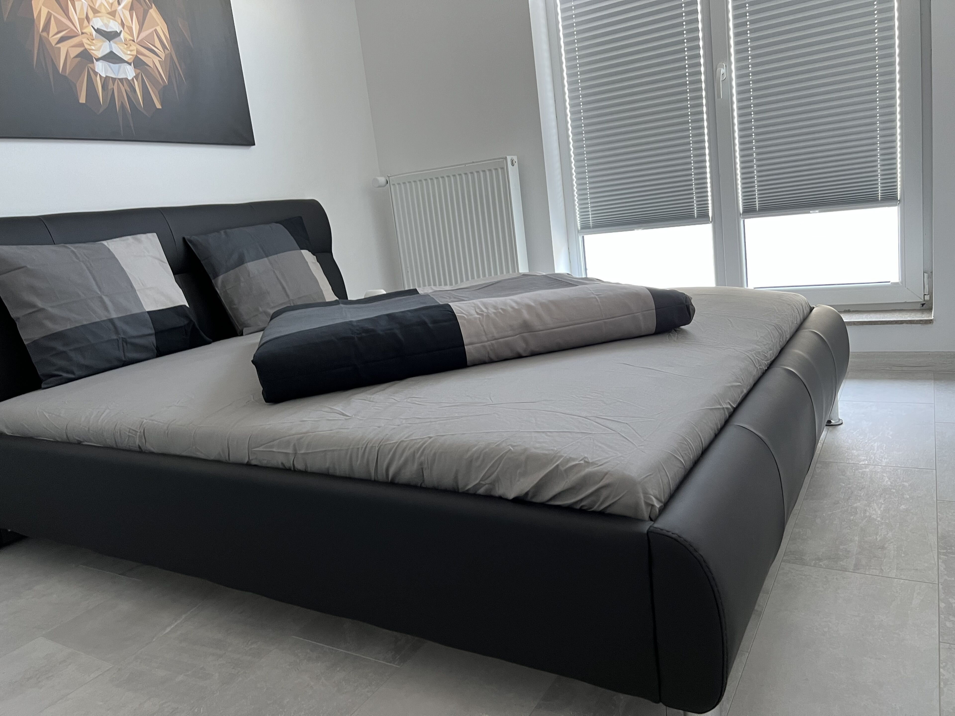 1 habitación, tabla de planchar con plancha y cuna de viaje 