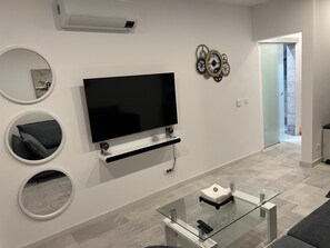 Smart TV, stereo - Stunning 3-Room Penthouse lakeviw with Rooftop Terrace W10+W11 (București)