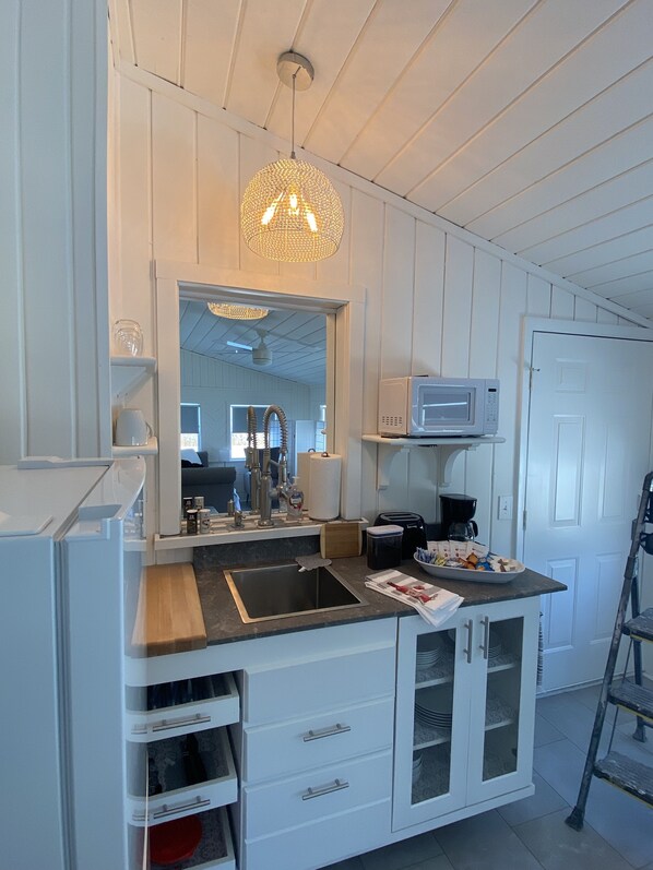 Réfrigérateur, four à micro-ondes, cafetière-théière, grille-pain