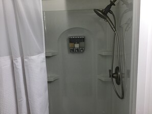 Dusche, Haartrockner, Handtücher, Seife