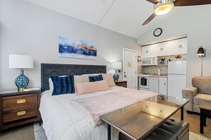 1 bedroom, iron/ironing board, travel cot, free WiFi - Modern updated Boyne Mountain studio condo in the Villa perfect for a small family or group (Boyne Falls)