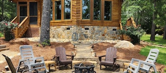 DREHER DREAMS CABIN-LAKEFRONT- + FISHING, KAYAKS,PADDLEBOARDS, 7 BEDS SLEEPS 9!