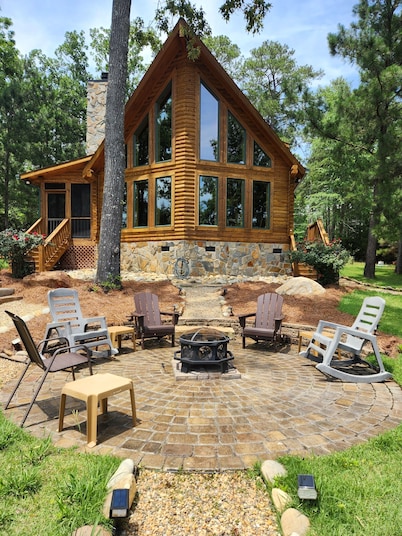 DREHER DREAMS CABIN-LAKEFRONT- + FISHING, KAYAKS,PADDLEBOARDS, 7 BEDS SLEEPS 9!