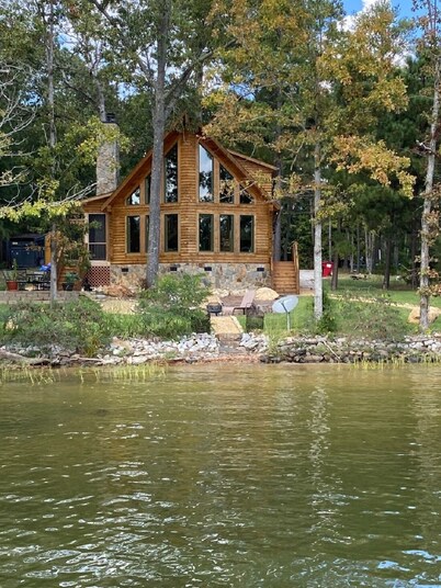 DREHER DREAMS CABIN-LAKEFRONT- + FISHING, KAYAKS,PADDLEBOARDS, 7 BEDS SLEEPS 9! 