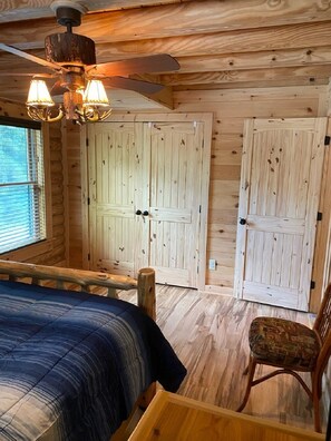 4 bedrooms, desk, iron/ironing board, free WiFi