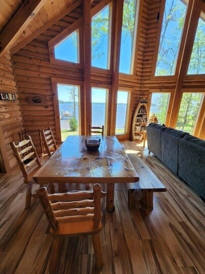 DREHER DREAMS CABIN-LAKEFRONT- + FISHING, KAYAKS,PADDLEBOARDS,6 BEDS SLEEPS 8! 