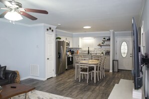 Interior - Smokies Newly renovated 2 bedroom !!! Great Rates!!! (Pigeon Forge)