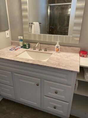 Regadera, toallas, jabón, papel de baño 