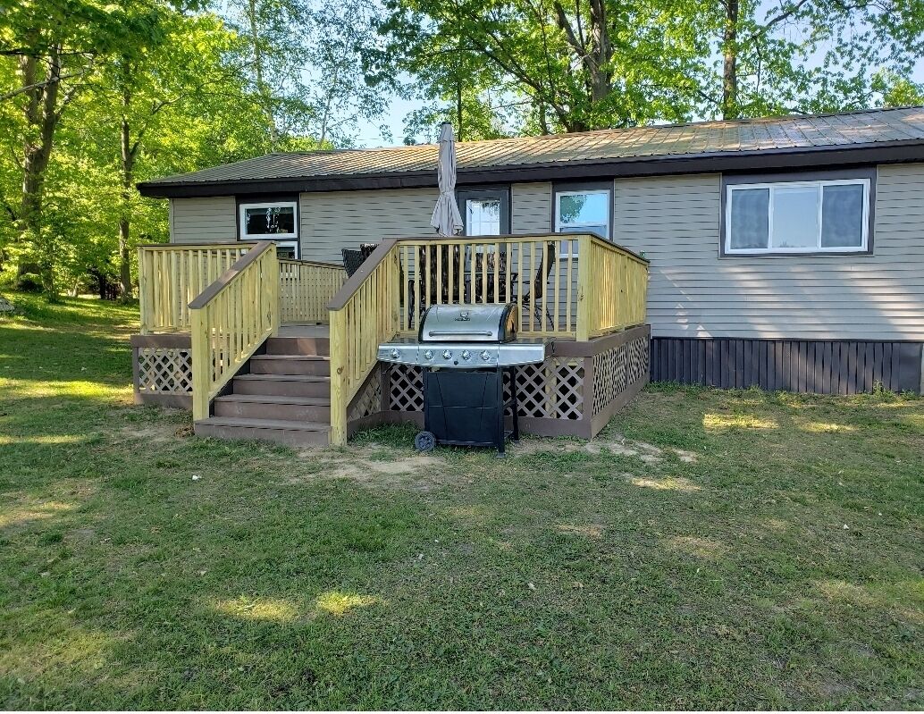 Gorgeous 3 Bedroom Cabin Located in Sandy Pond