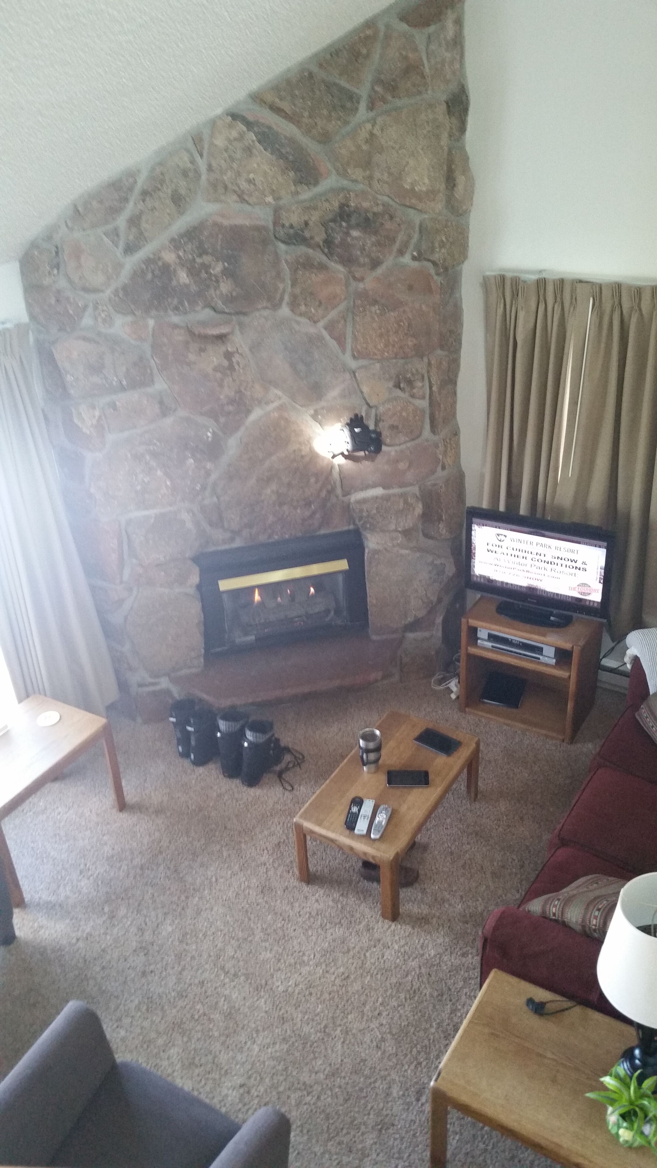 Una televisión, una chimenea
