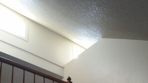 Un escalier avec des rampes en bois menant à un palier.