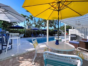 Outdoor dining - Charming Ground Level Resort Style 3 units Condo  of a TRIPLEX- unit A (Holmes Beach)