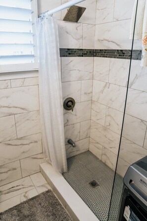 Shower, hair dryer, towels, shampoo