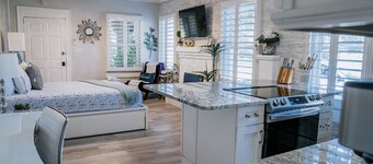 Luxury Studio Everything is Brand New! 5 min to the Beach!