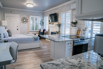 Luxury Studio Everything is Brand New! 5 min to the Beach!