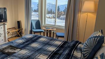 Comfort Double Room, 1 Queen Bed, Shared Bathroom (Not Pet Friendly) | Minibar, decoración personalizada y muebles diferentes