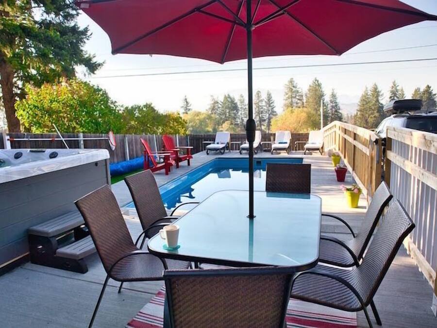 Kolam renang outdoor musiman, dengan payung kolam renang